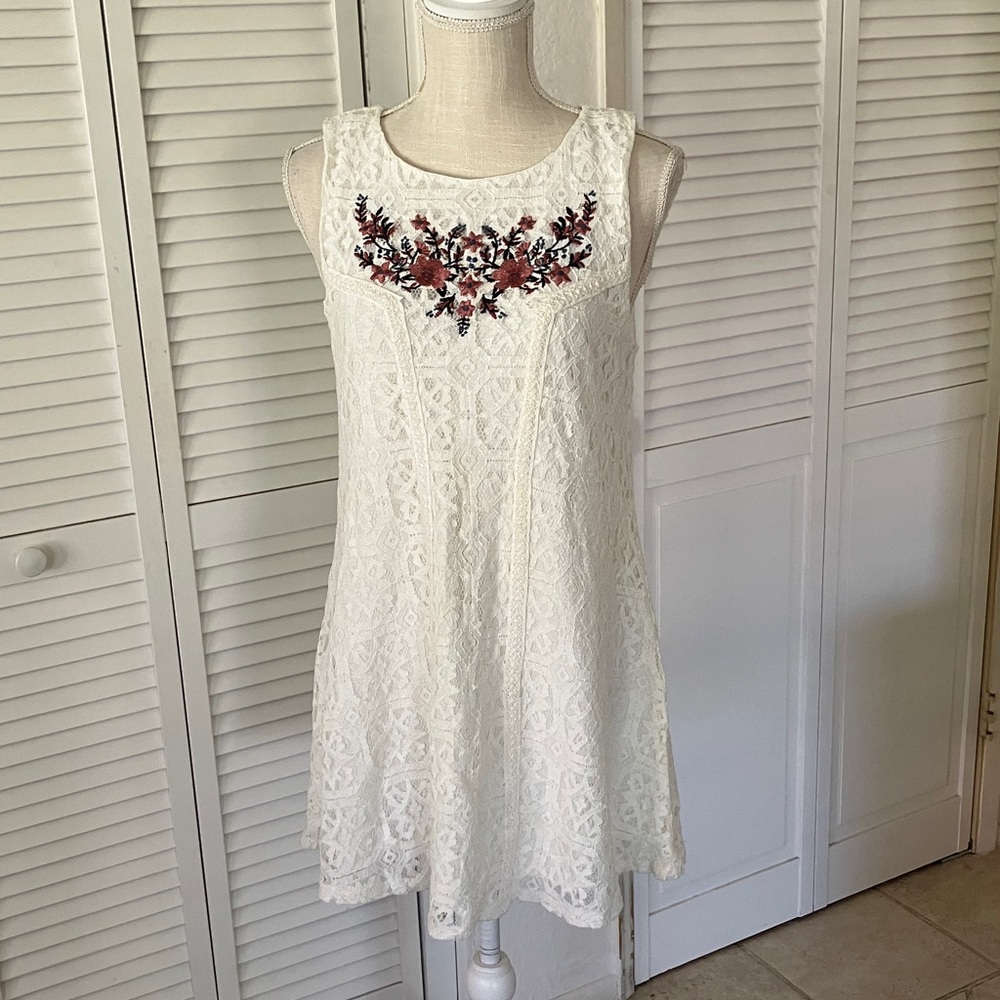 miami‎ White Lace Mini Dress with Rose Embroidered Yoke